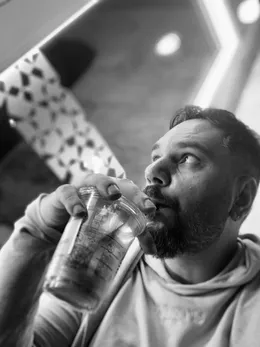 Uğur Keser, bir kafe molasında
